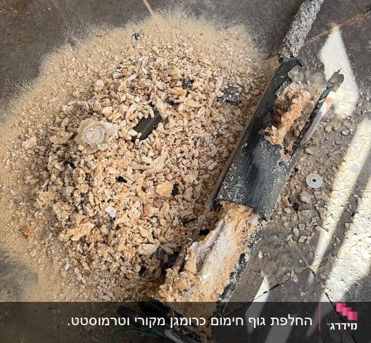 חלקי דוד שמש מפורקים עם אבנית על הרצפה